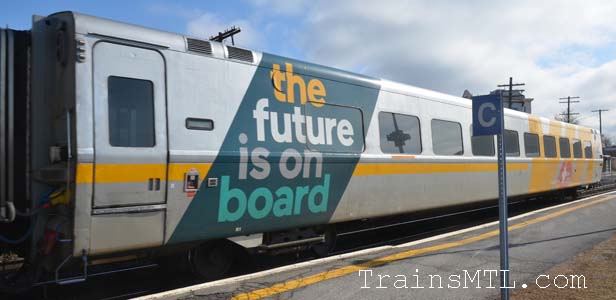 Passenger car VIA 3361 right side with new colors / Wagon de passager VIA 3361 cot droit avec les nouvelles couleurs
